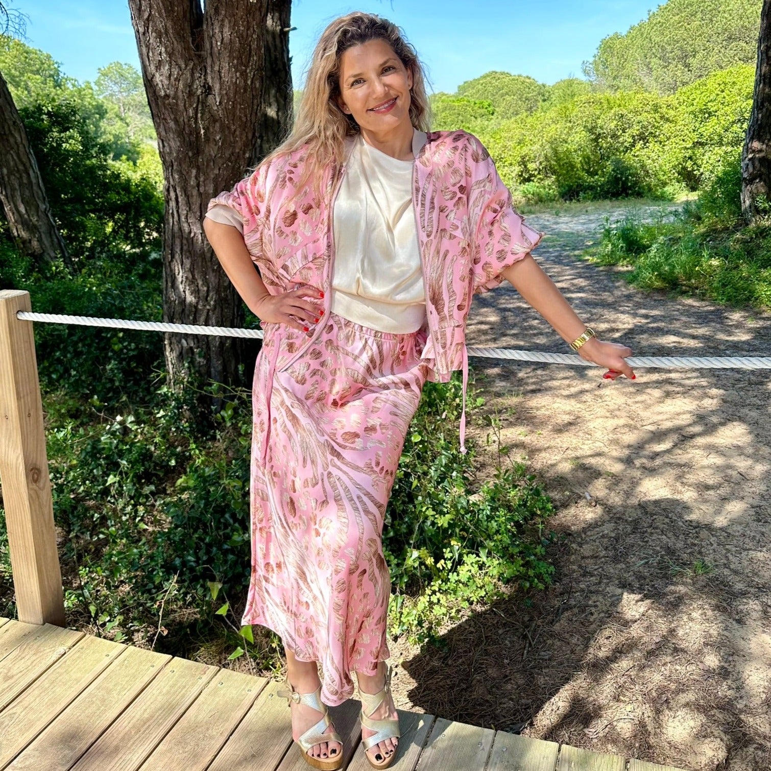Falda midi con estampado floral rosa 