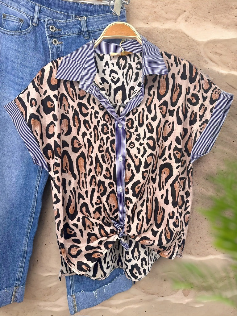 Camisa Estampa Leopardo com Detalhes Listrados