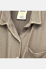 Camisa com detalhes dourados (Taupe) | Eno